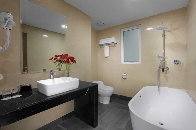 Aston 3 Bedroom Apartment (Bathroom)