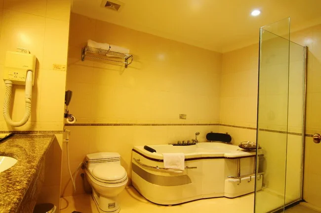 Golden View Family Room (Bathroom)