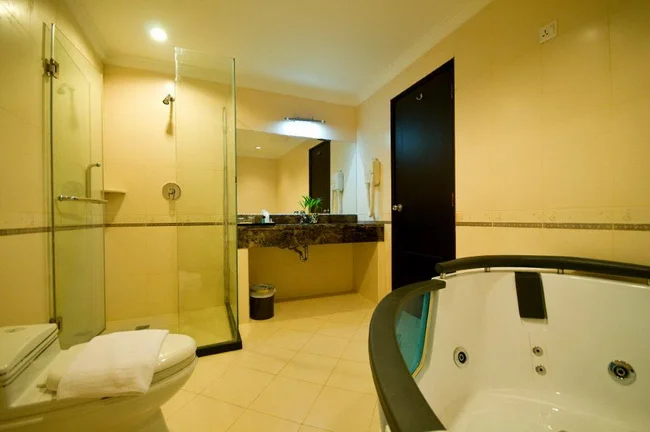 Golden View Suite Room (Bathroom)