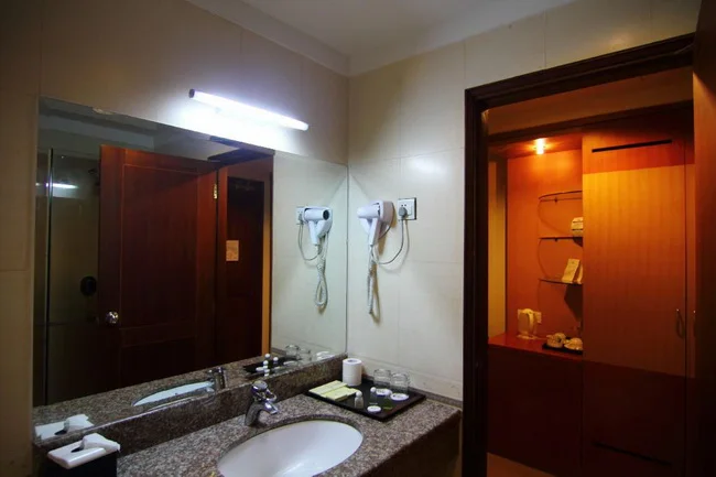 Golden View Superior Room (Bathroom)