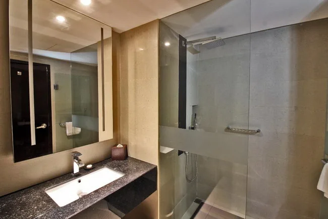 Swiss Belhotel Harbour Bay Superior Deluxe Room (Bathroom)