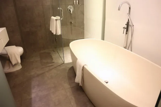 The Hills Hotel Deluxe Room Bathroom